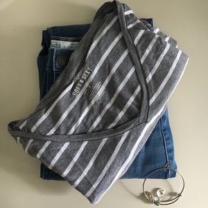 AMERICAN EAGLE SOFT AND SEXY V NECK